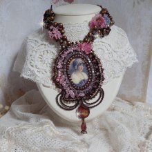 Plastron Belle Romance Haute Couture de style vintage avec cabochon en bois représentant une femme à chapeau, orné de cristaux, disques en Nacre Acajou et Prune, rocailles, fleurs et feuilles Lucite